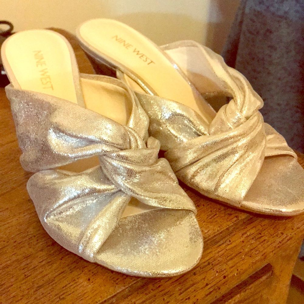 ❌SOLD❌Fabulous shiny silver wedges